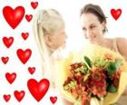 Девушка с букетом цветов для своей матери и красные сердца
